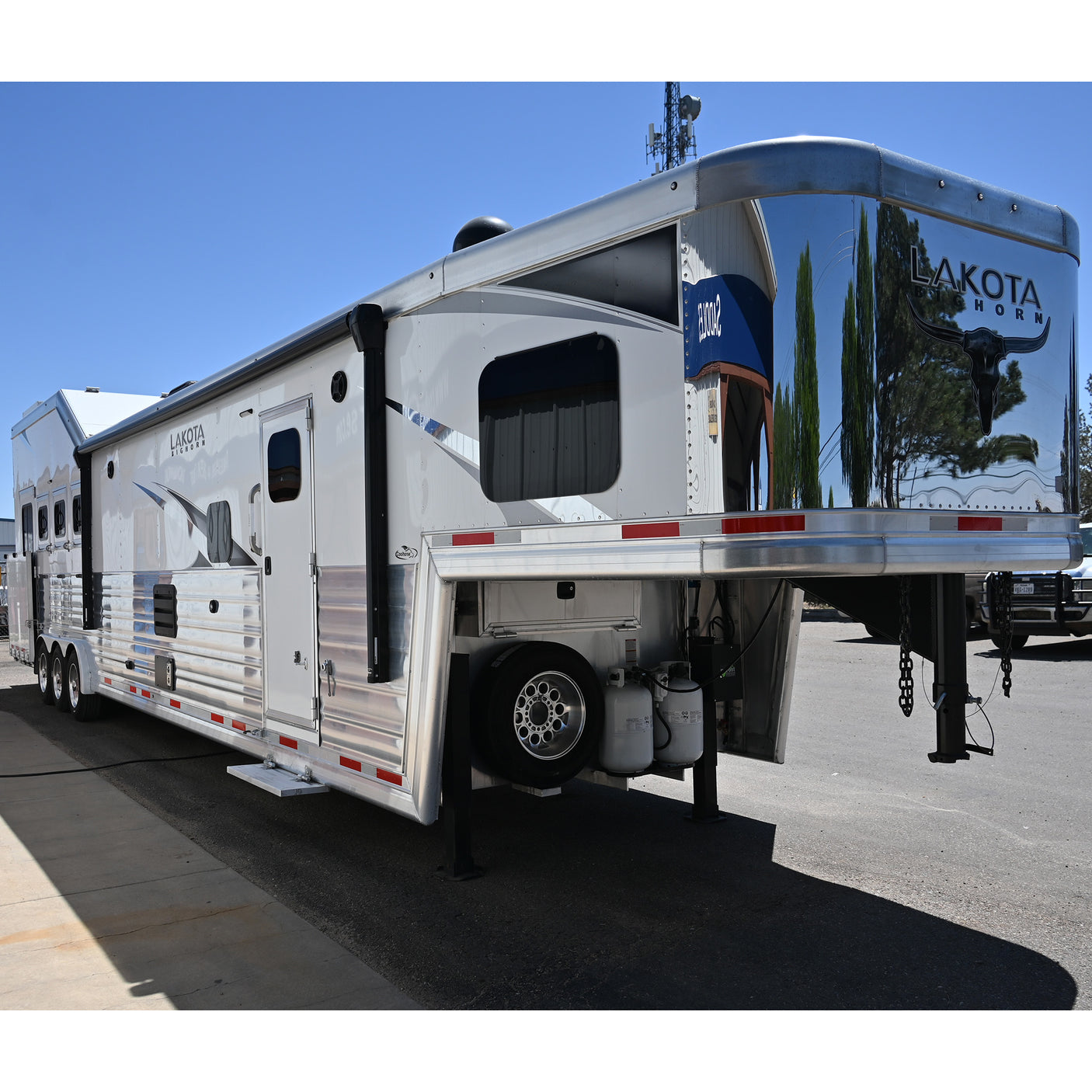 2023 Lakota Bighorn 4 Horse Trailer, Side Load 17' LQ Model BH8417T