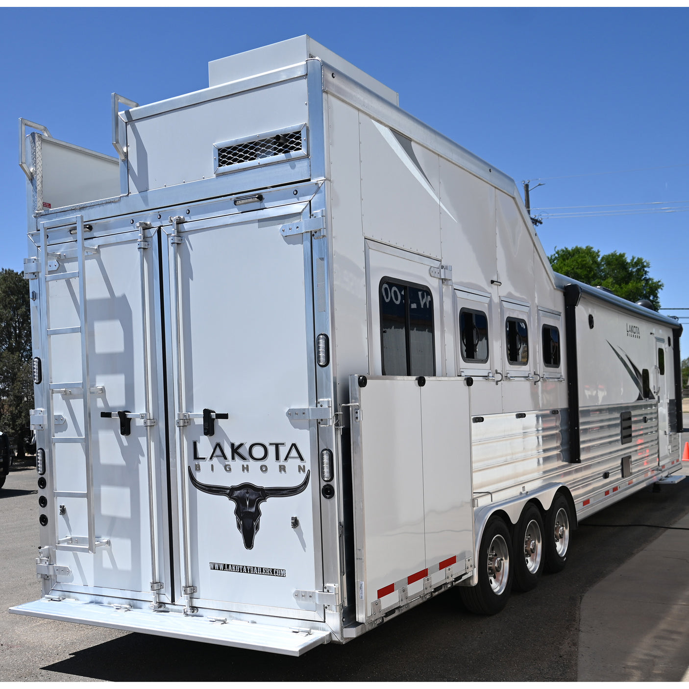 2023 Lakota Bighorn 4 Horse Trailer, Side Load 17' LQ Model BH8417T