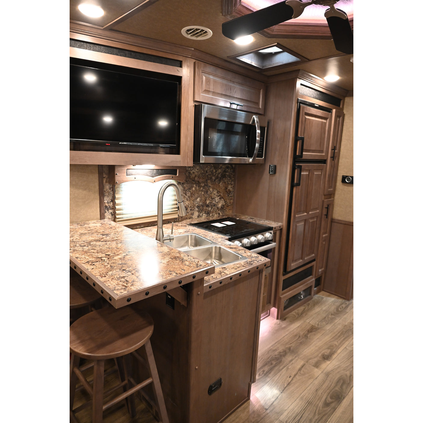 2023 Lakota Bighorn 4 Horse Trailer, Side Load 17' LQ Model BH8417T