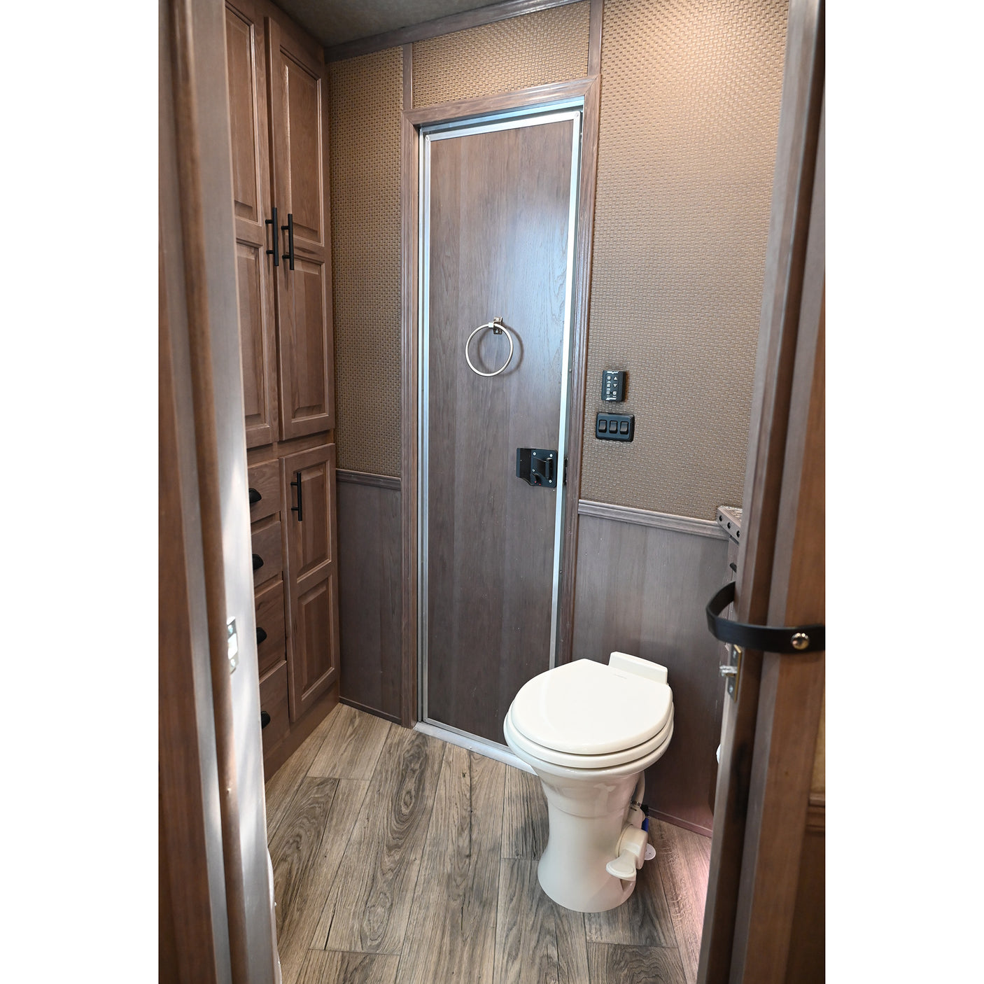 2023 Lakota Bighorn 4 Horse Trailer, Side Load 17' LQ Model BH8417T