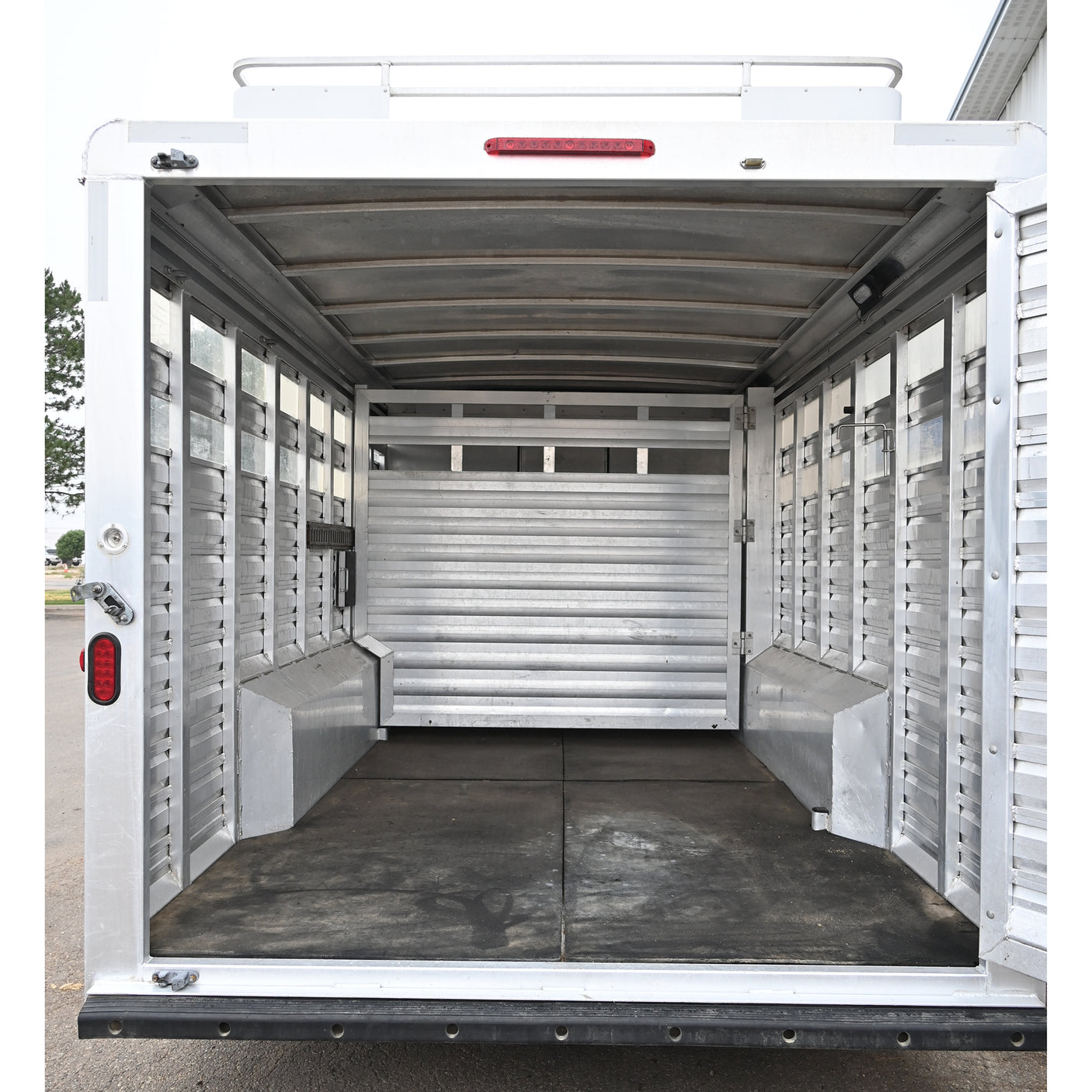 2013 Exiss Stock Combo 11' LQ, Midtack Horse Trailer
