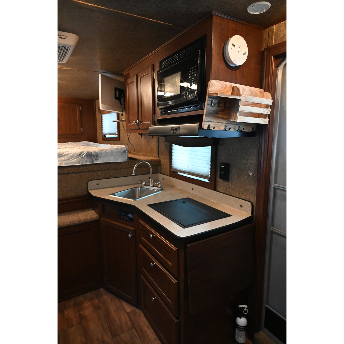 2013 Exiss Stock Combo 11' LQ, Midtack Horse Trailer