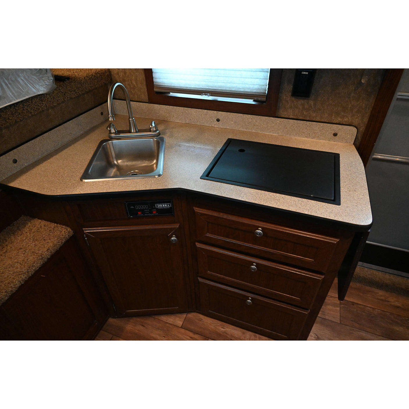 2013 Exiss Stock Combo 11' LQ, Midtack Horse Trailer