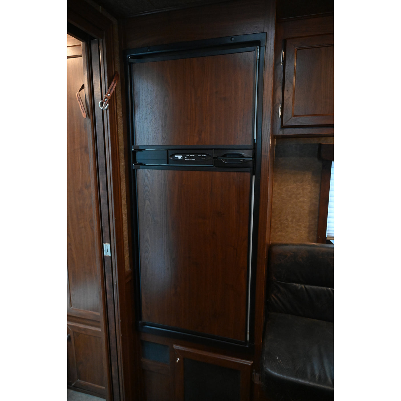 2013 Exiss Stock Combo 11' LQ, Midtack Horse Trailer