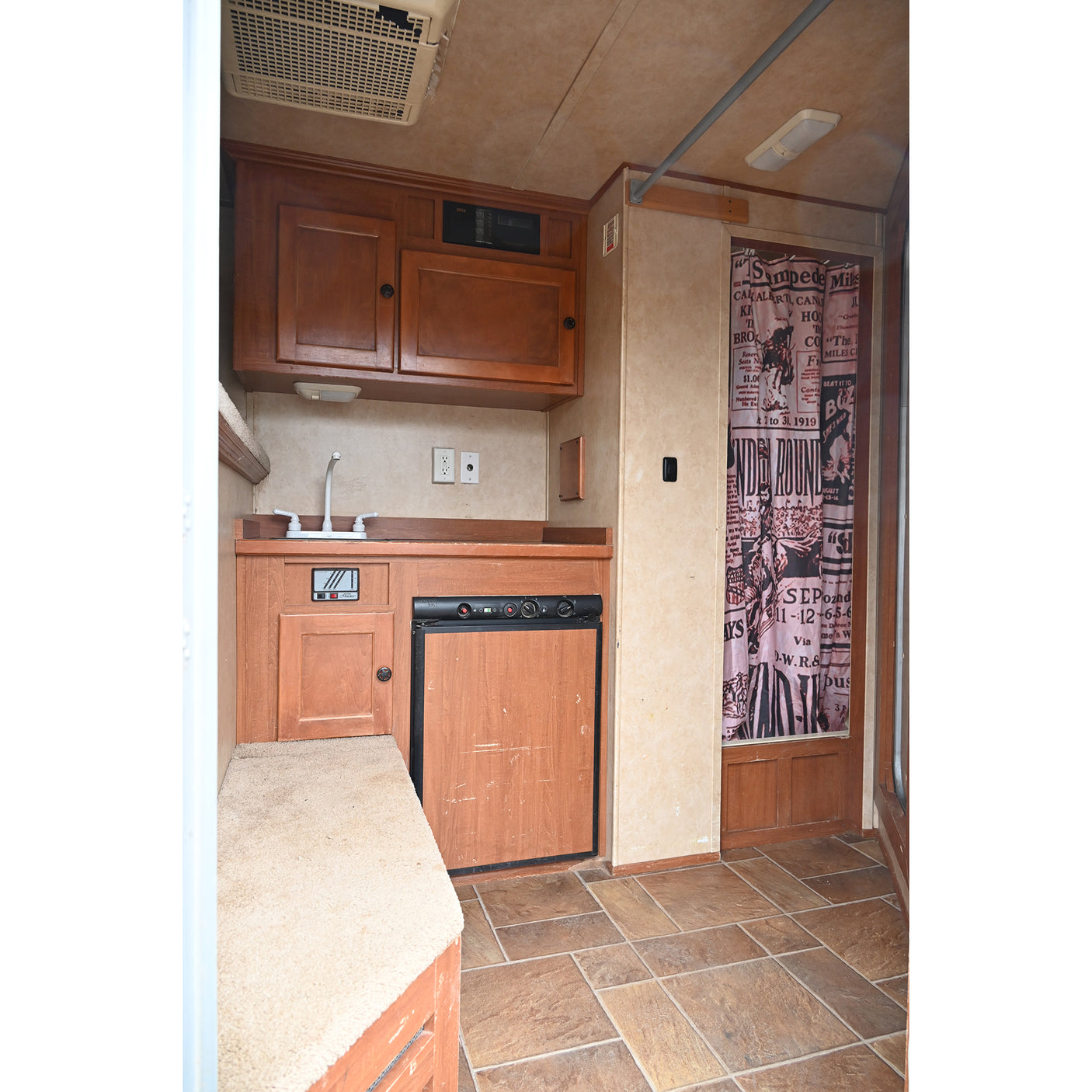 2006 Exiss 3 Horse Trailer with 4' Weekend Package LQ