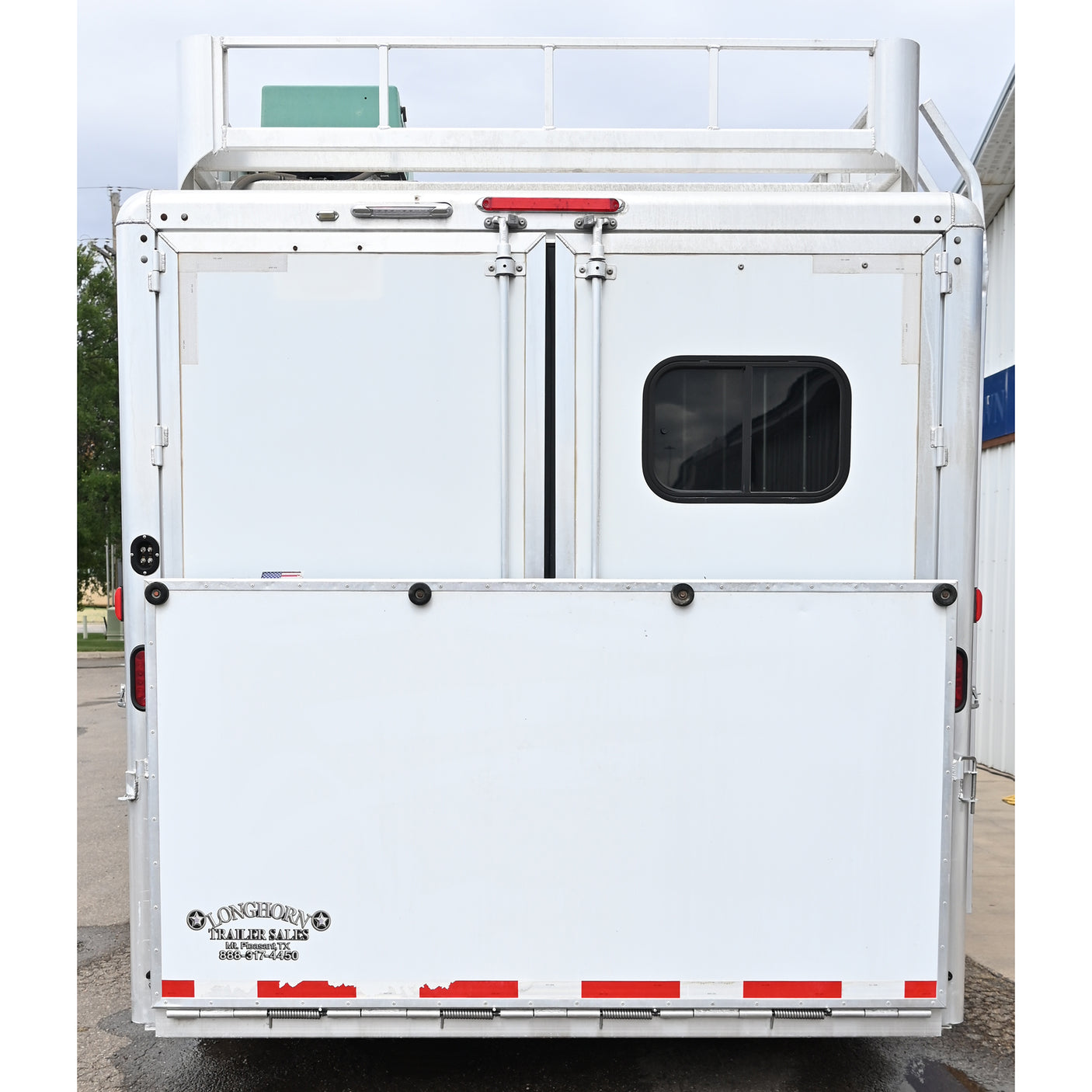 2012 Cimarron 3 Horse 10' Living Quarter Trailer