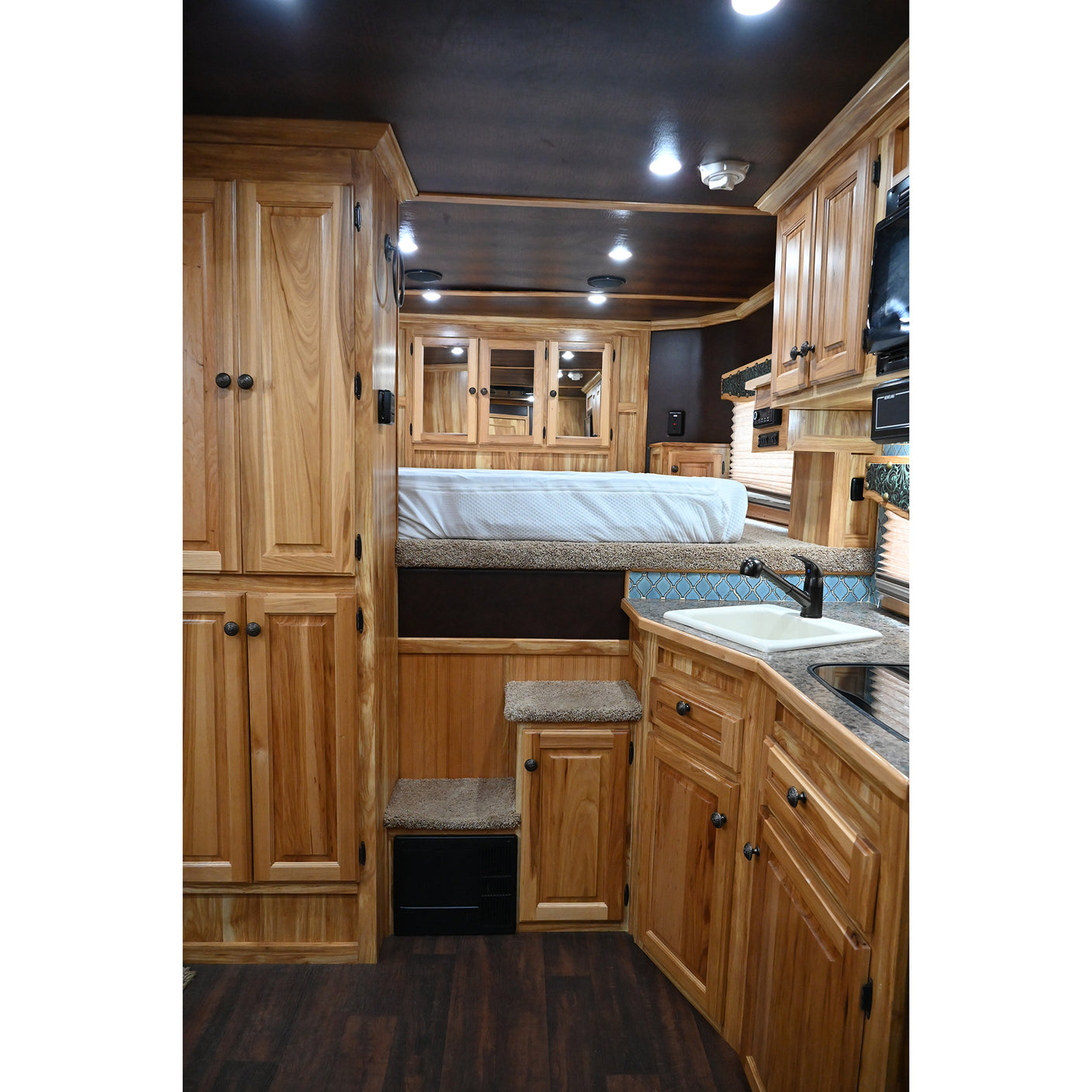 2018 Sundowner 4 Horse 11' Living Quarter, Slide Out, Horse Trailer