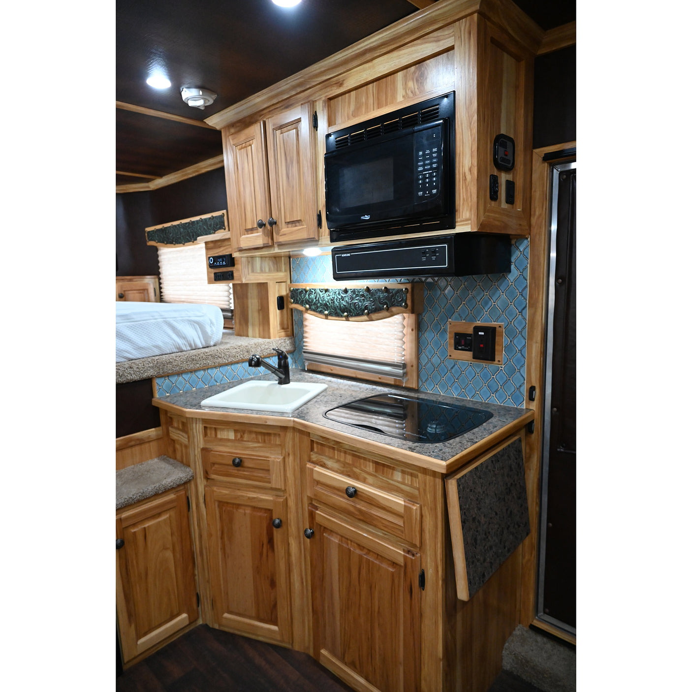 2018 Sundowner 4 Horse 11' Living Quarter, Slide Out, Horse Trailer