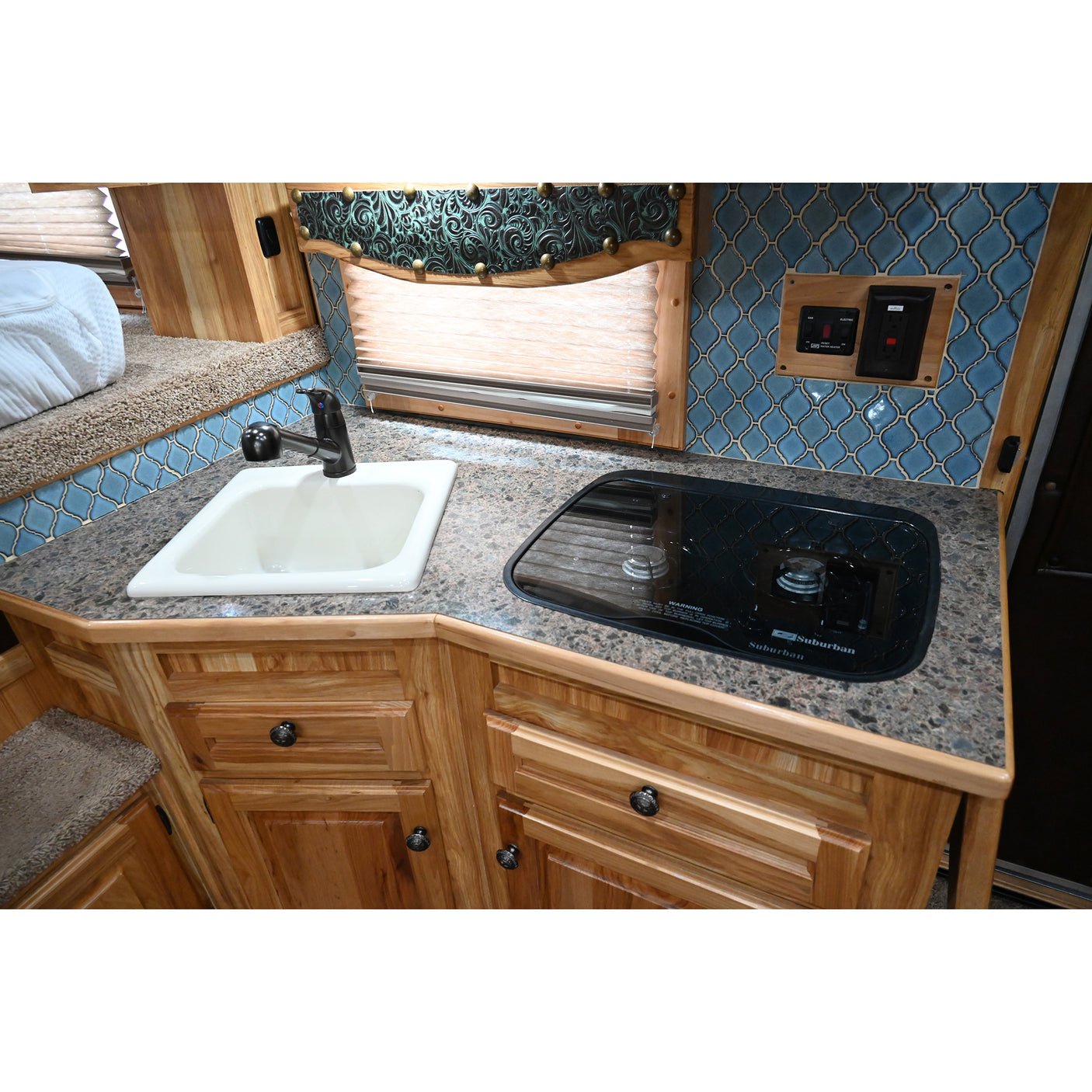2018 Sundowner 4 Horse 11' Living Quarter, Slide Out, Horse Trailer