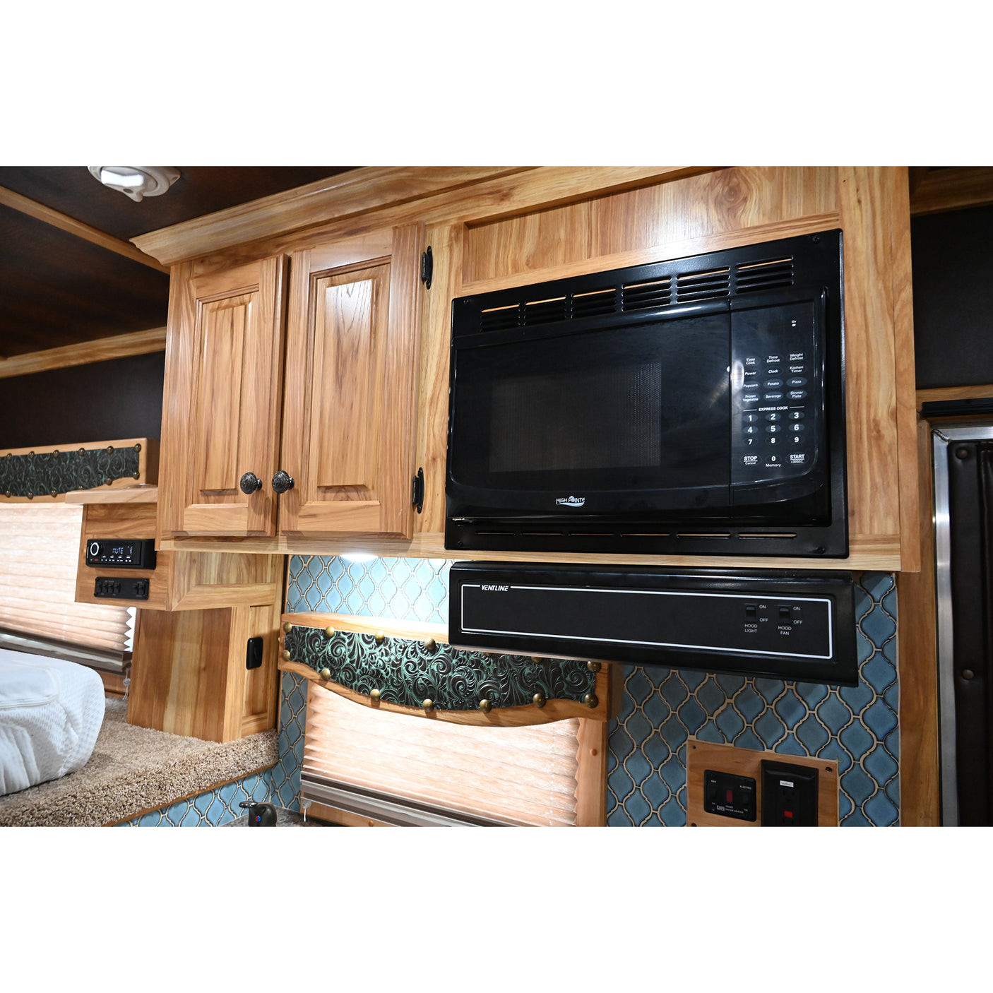 2018 Sundowner 4 Horse 11' Living Quarter, Slide Out, Horse Trailer