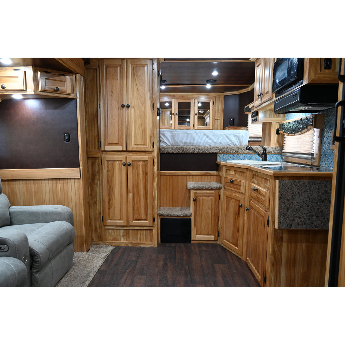 2018 Sundowner 4 Horse 11' Living Quarter, Slide Out, Horse Trailer