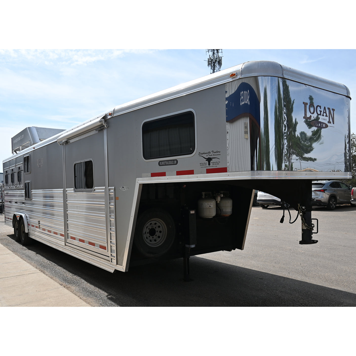 2015 Logan Coach 3 Horse Trailer with 16' LQ with Bunk Beds