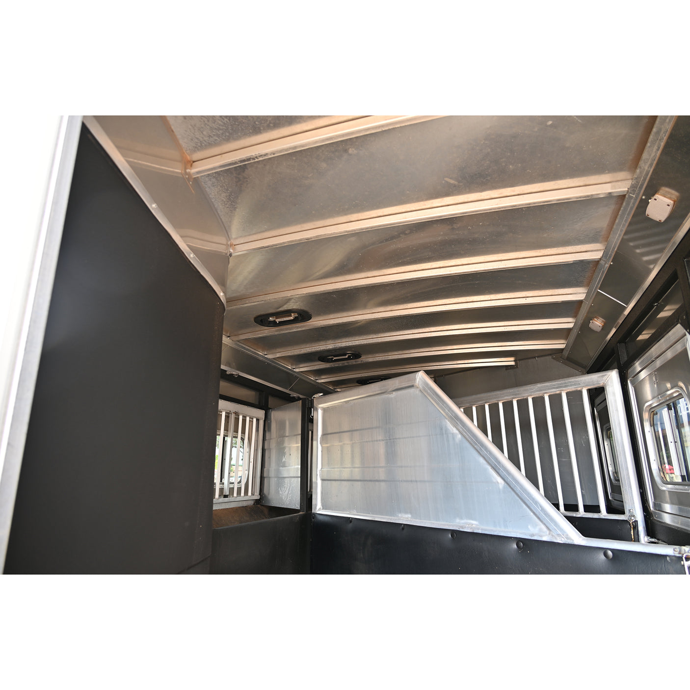 2015 Logan Coach 3 Horse Trailer with 16' LQ with Bunk Beds
