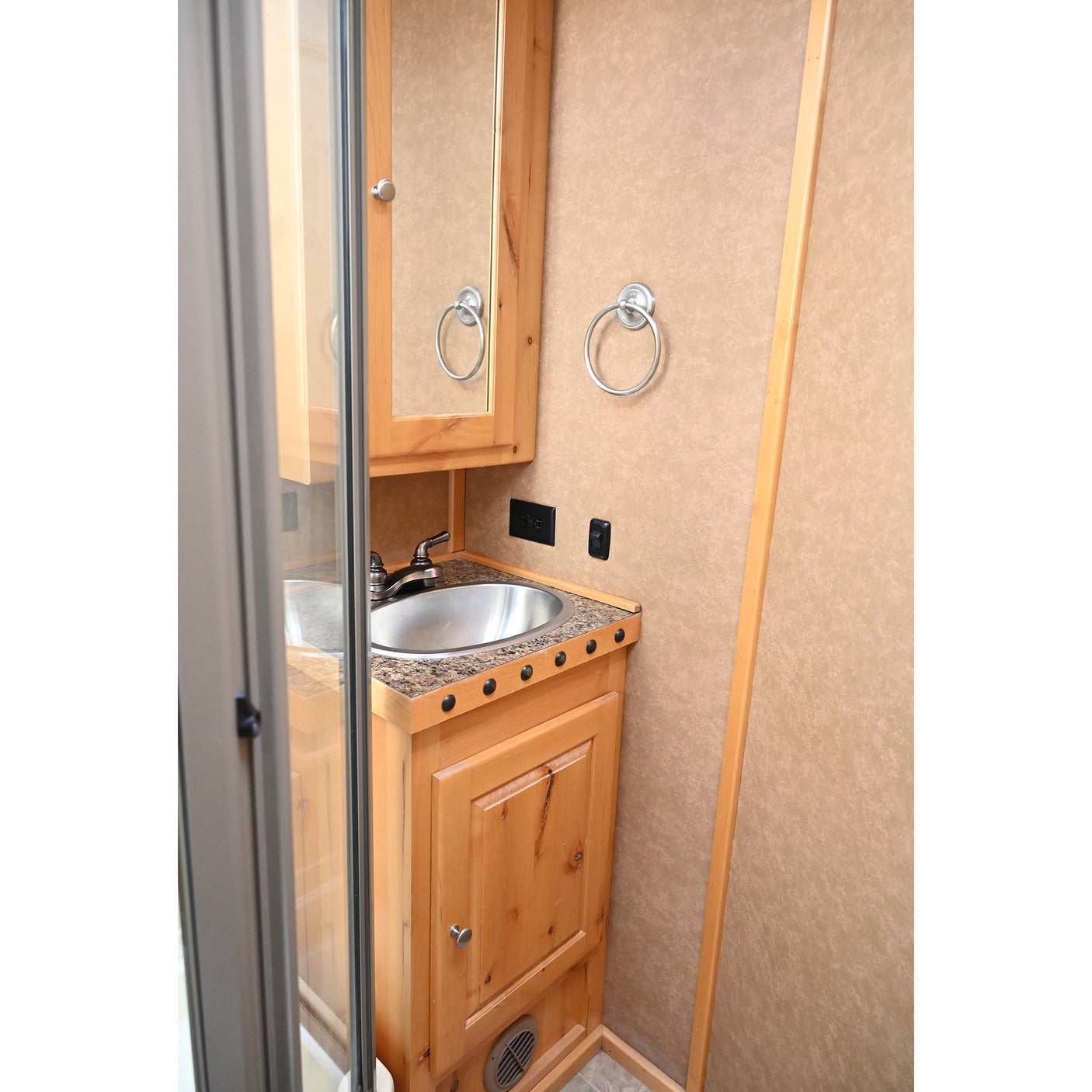 2015 Logan Coach 3 Horse Trailer with 16' LQ with Bunk Beds