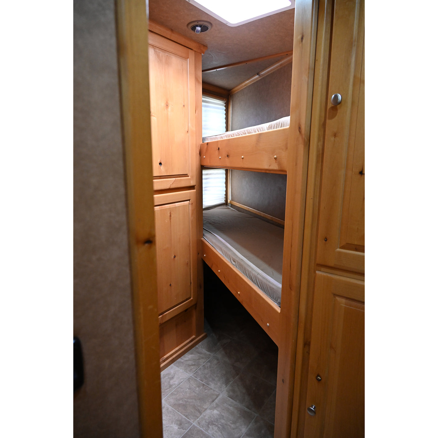 2015 Logan Coach 3 Horse Trailer with 16' LQ with Bunk Beds