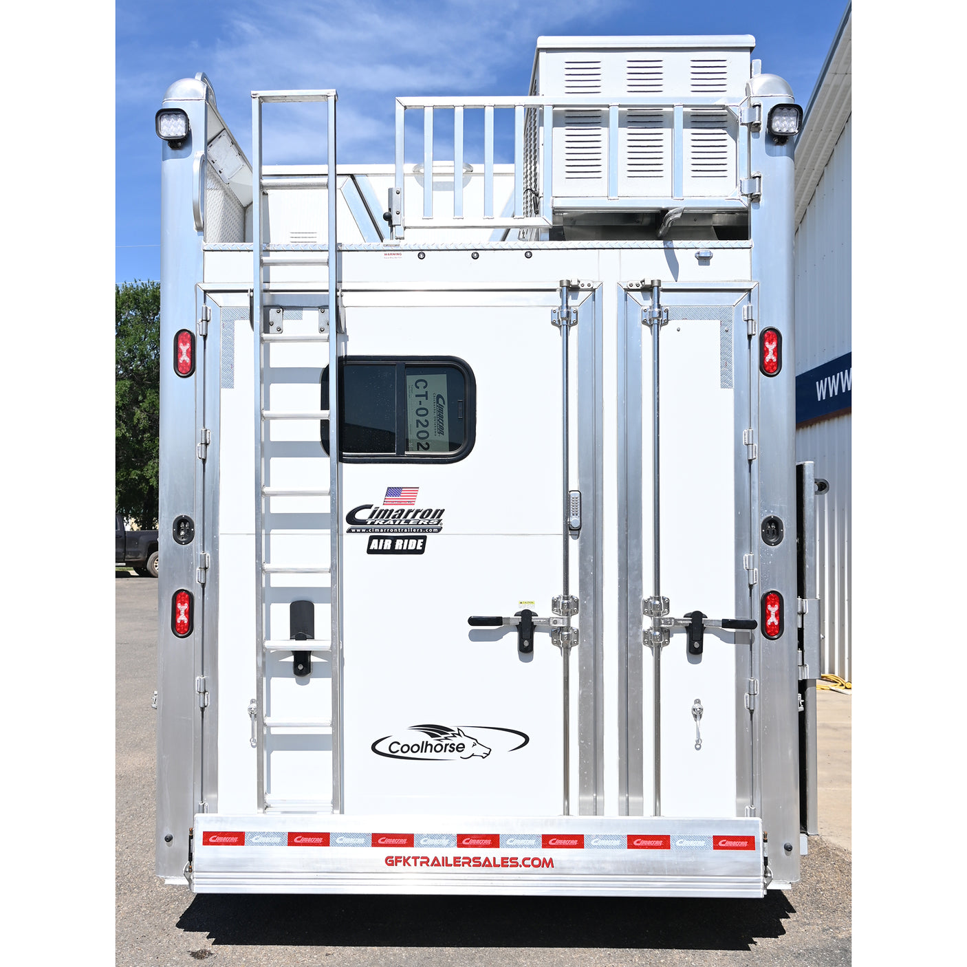 2026 Cimarron 3 Horse Trailer Side Load 15' Outlaw Living Quarter Air Ride