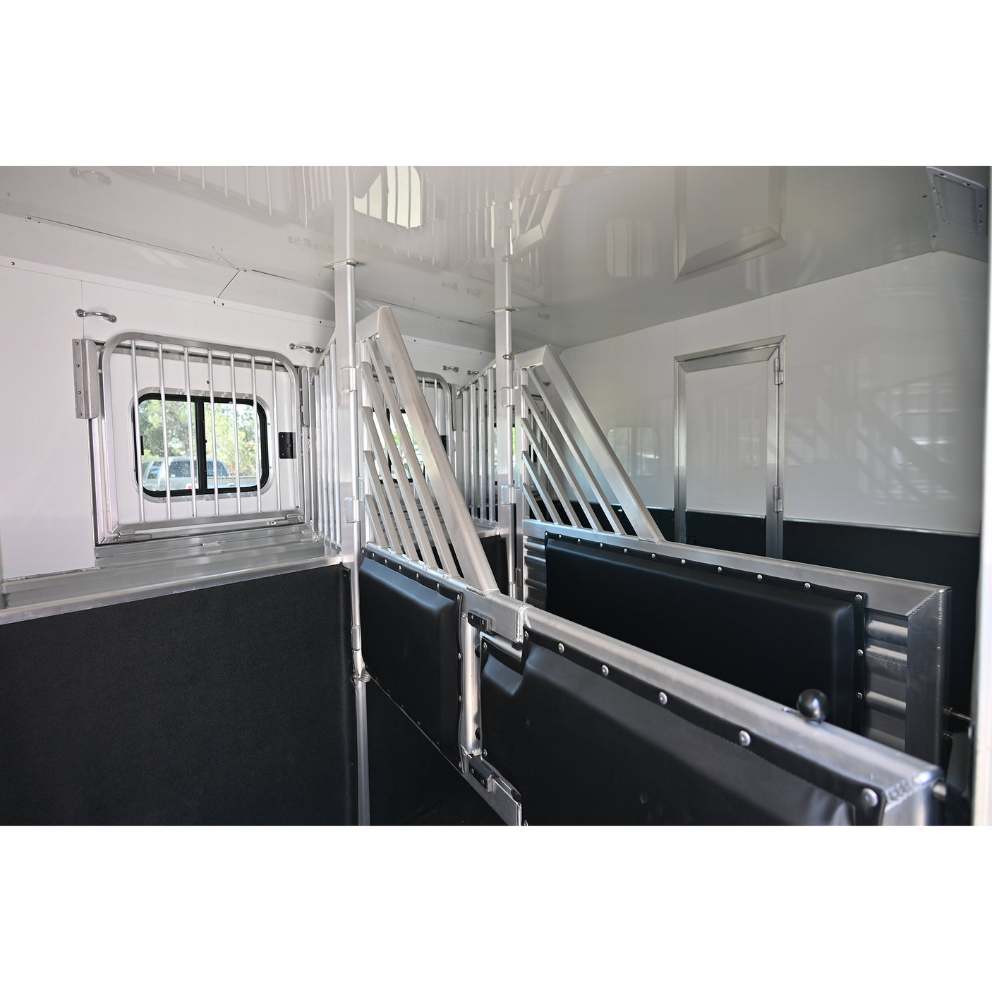 2026 Cimarron 3 Horse Trailer Side Load 15' Outlaw Living Quarter Air Ride