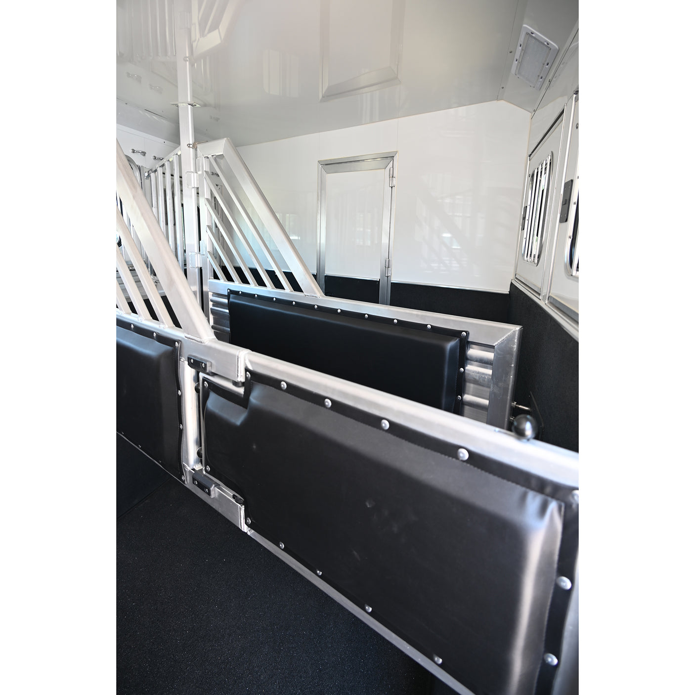 2026 Cimarron 3 Horse Trailer Side Load 15' Outlaw Living Quarter Air Ride