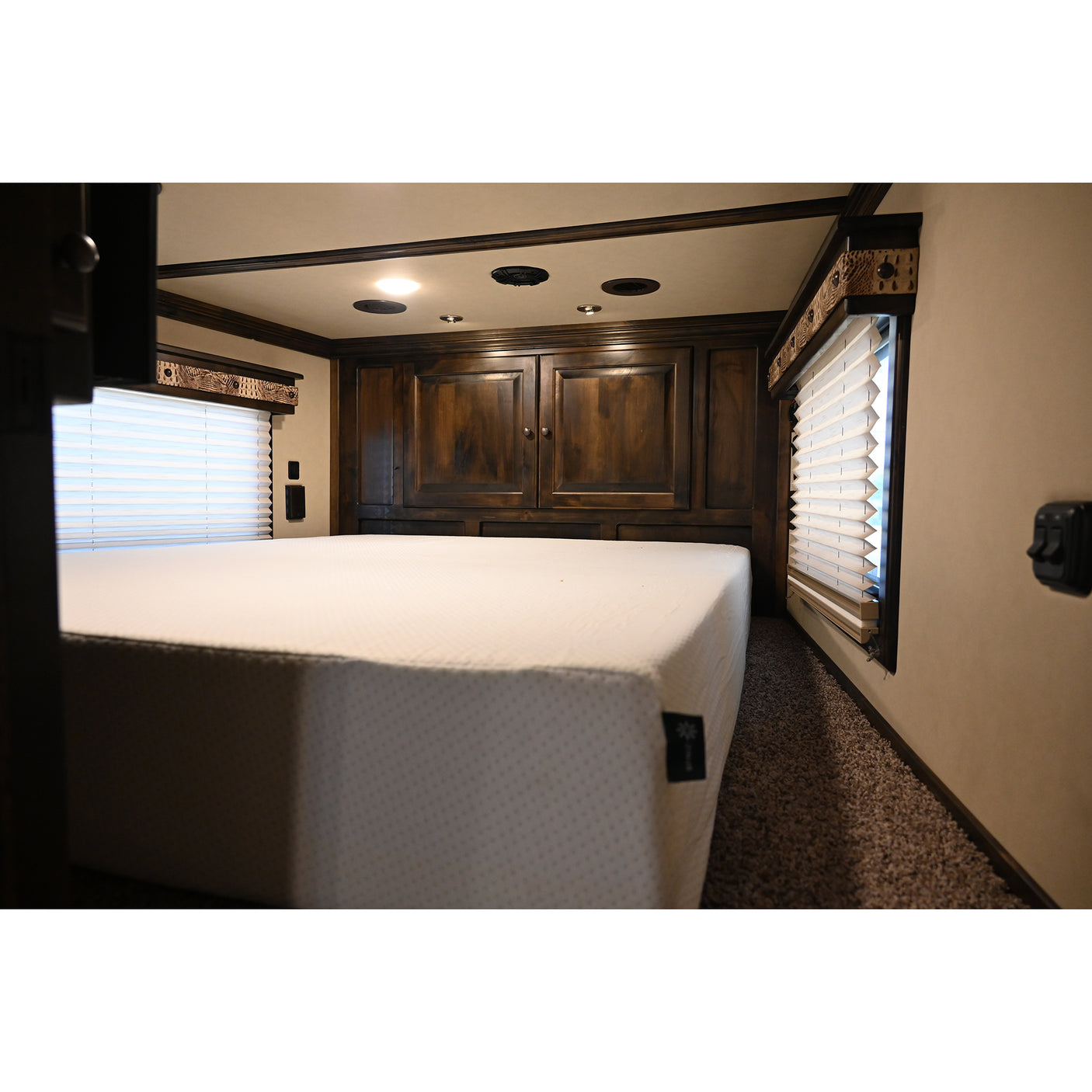 2026 Cimarron 3 Horse Trailer Side Load 15' Outlaw Living Quarter Air Ride