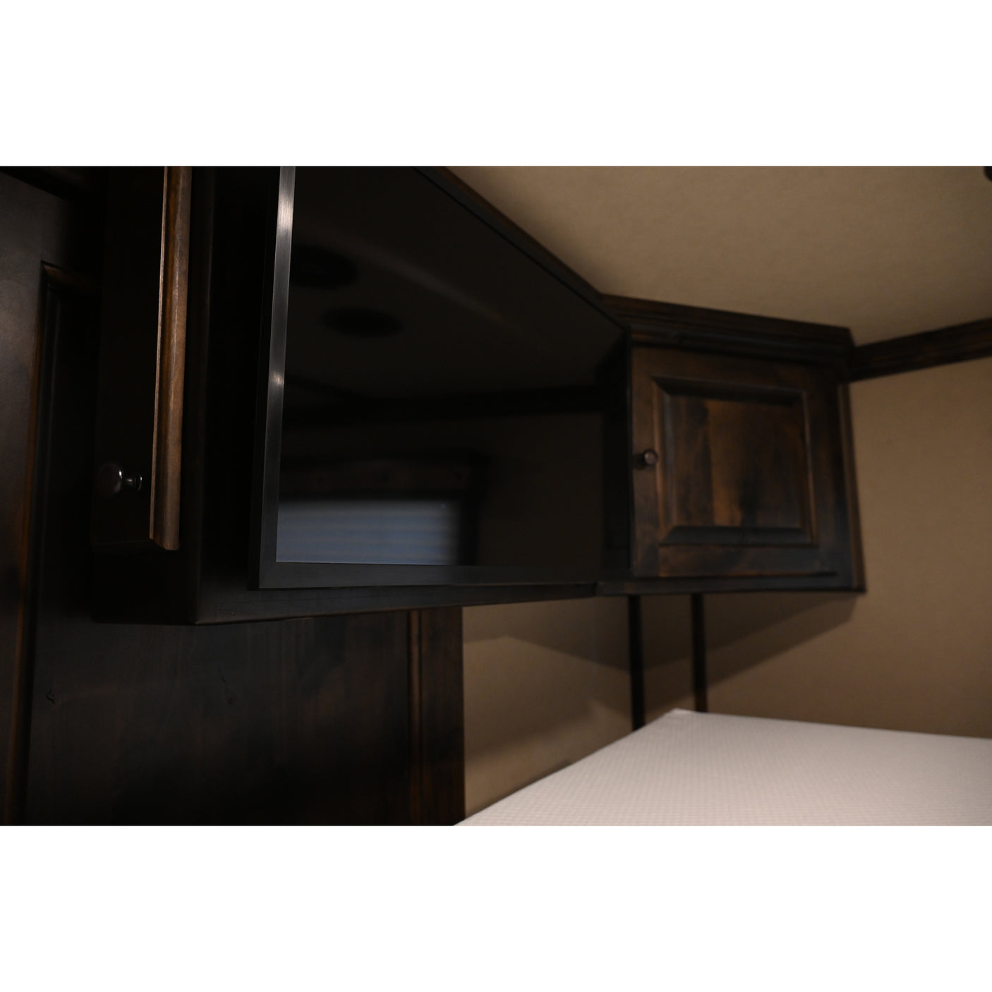 2026 Cimarron 3 Horse Trailer Side Load 15' Outlaw Living Quarter Air Ride