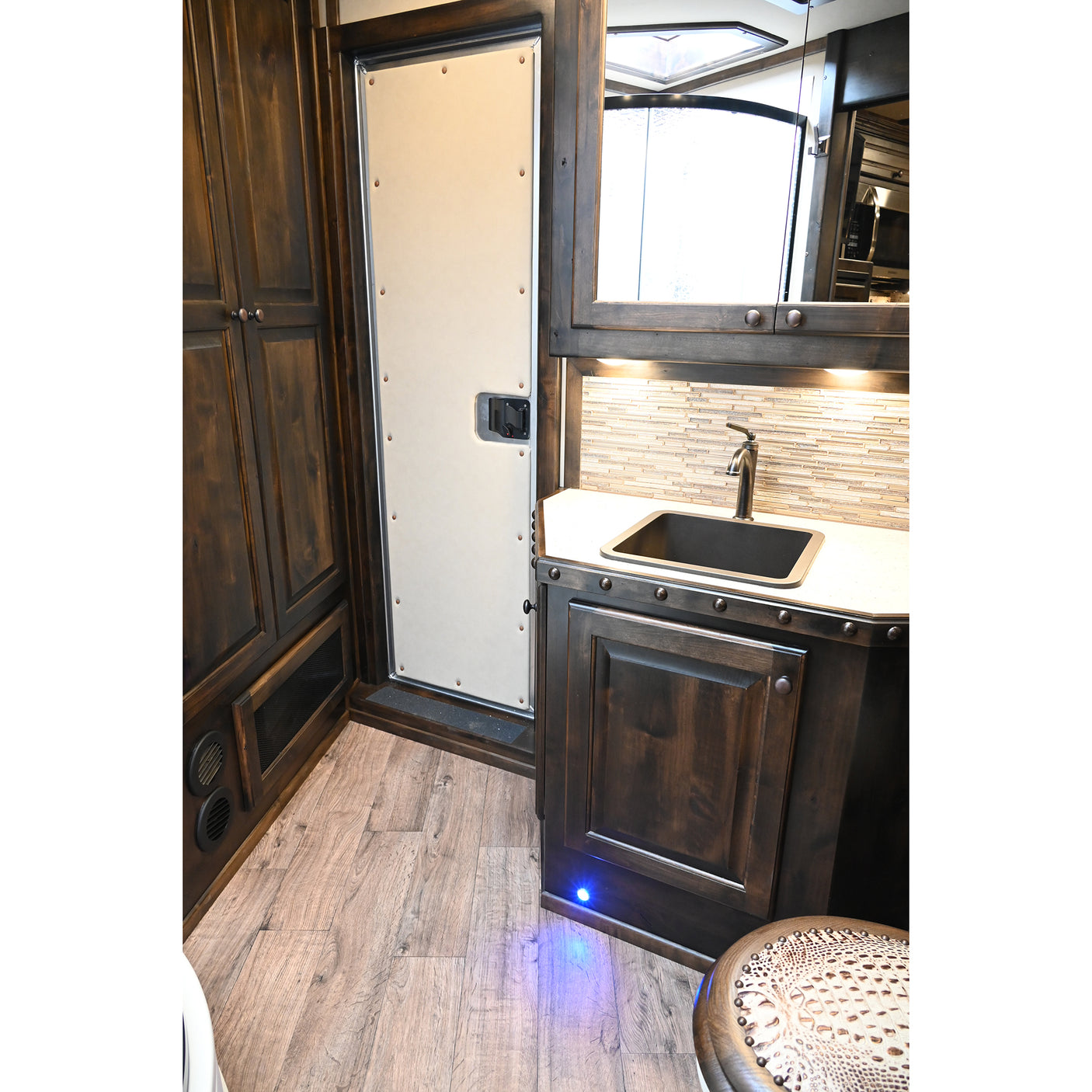 2026 Cimarron 3 Horse Trailer Side Load 15' Outlaw Living Quarter Air Ride