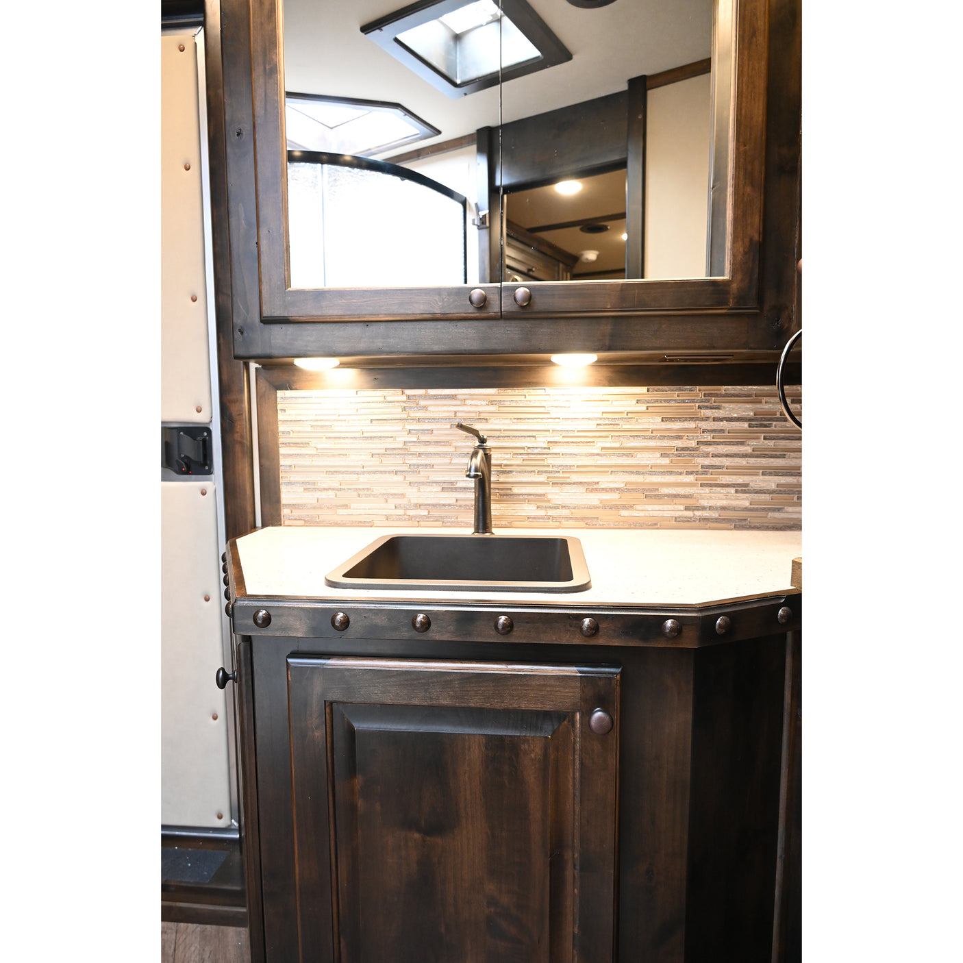 2026 Cimarron 3 Horse Trailer Side Load 15' Outlaw Living Quarter Air Ride