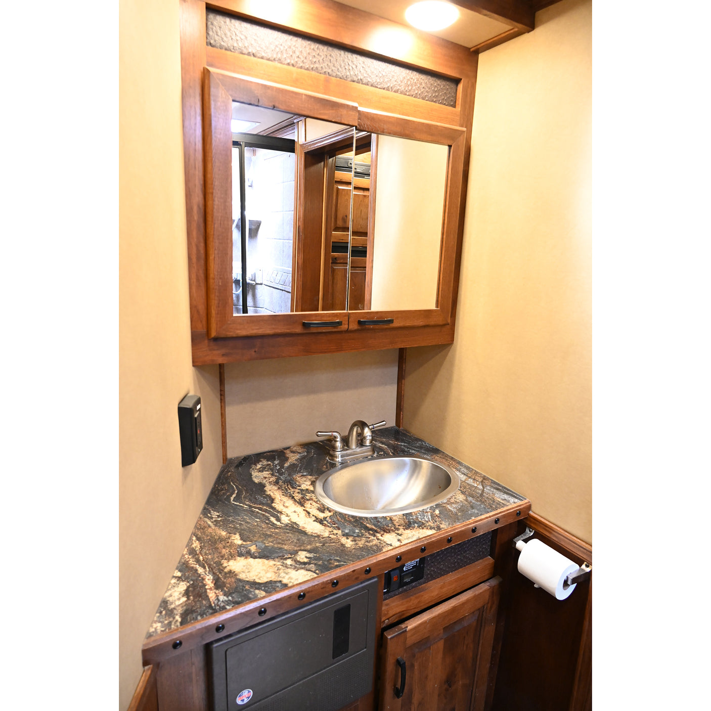 2016 Lakota BigHorn 3 Horse Trailer with 16' Living Quarter