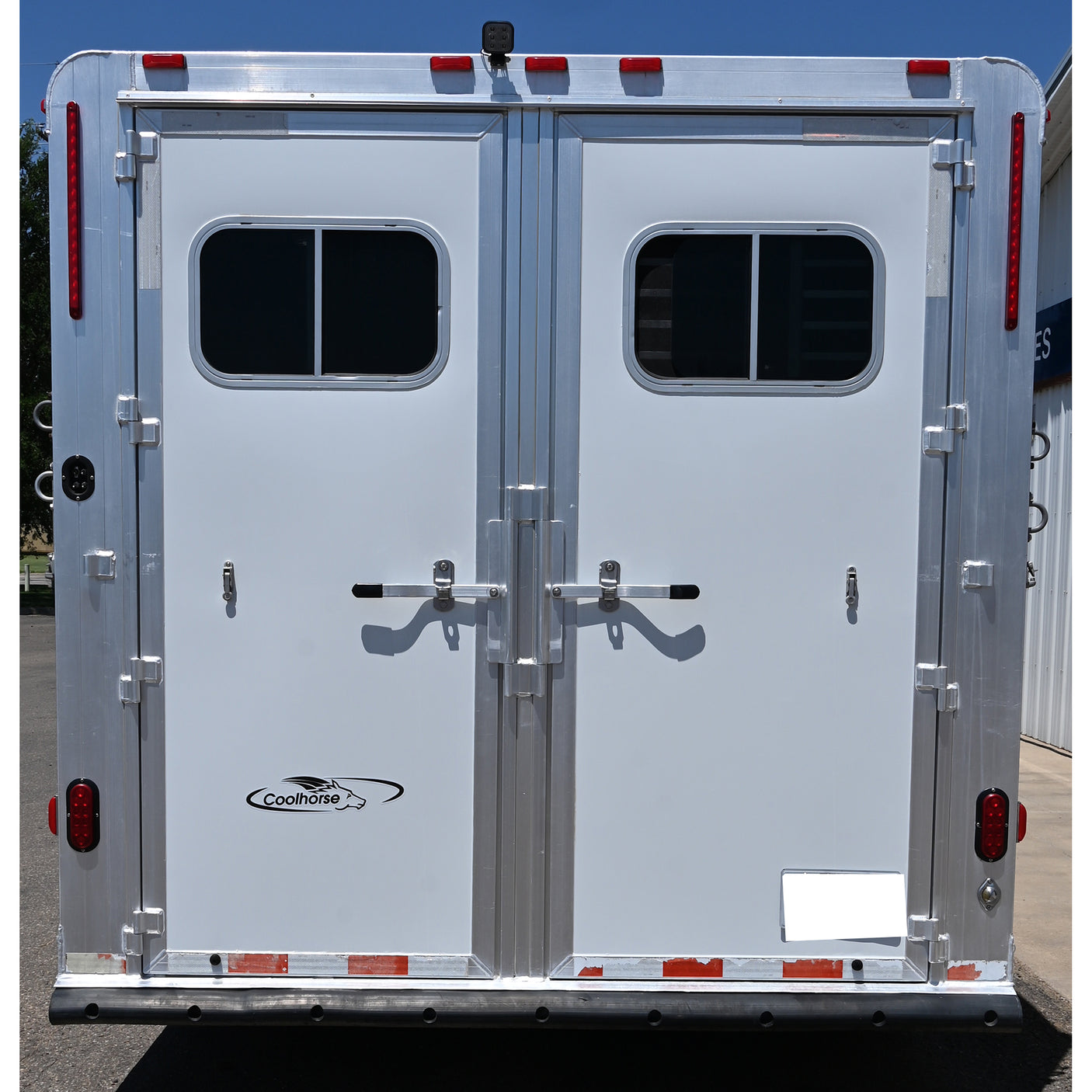 2006 Elite 3 Horse 9' Living Quarter Horse Trailer