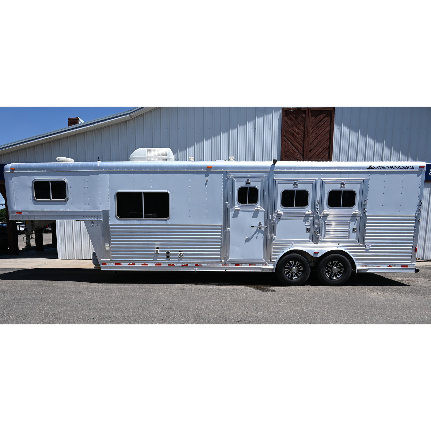 2006 Elite 3 Horse 9' Living Quarter Horse Trailer