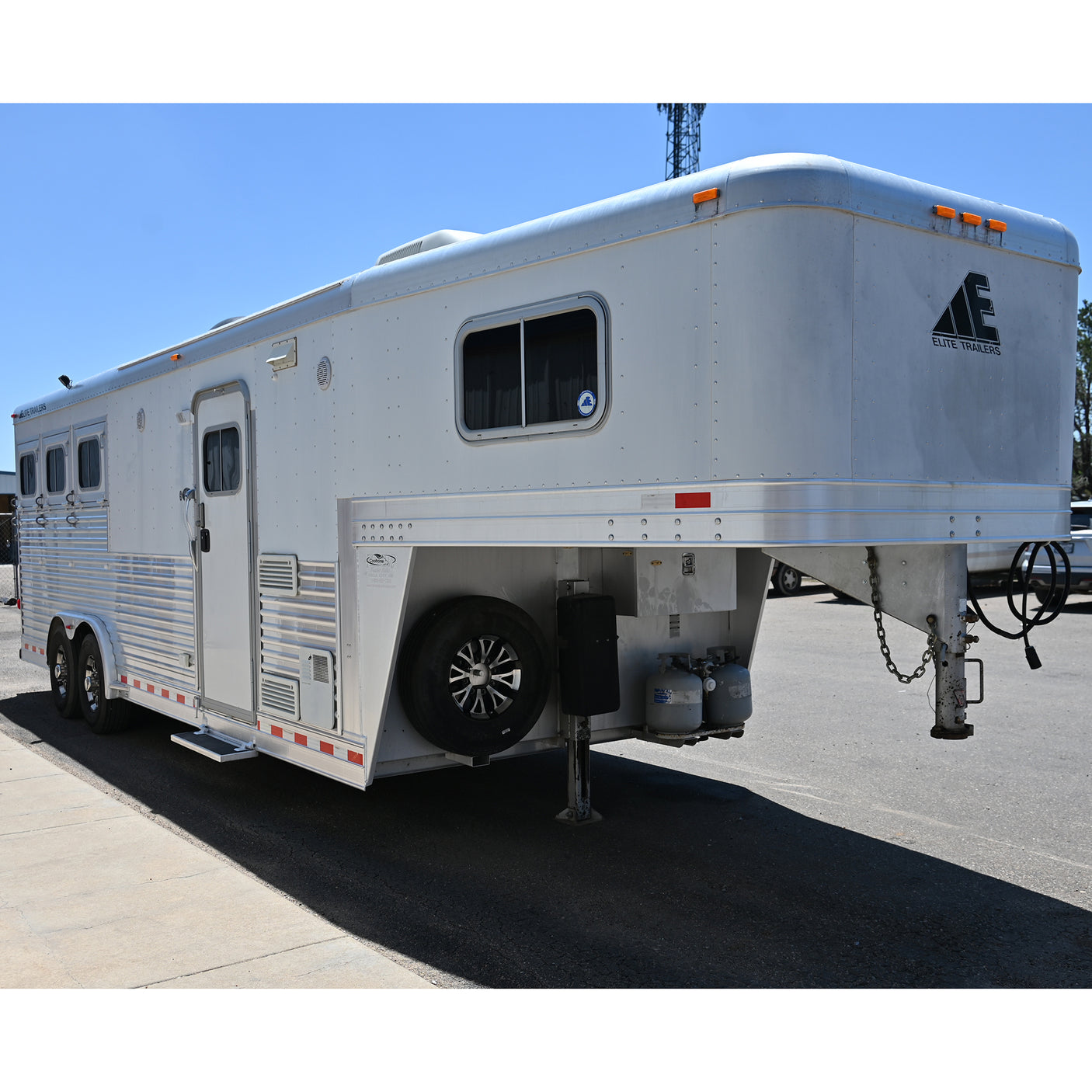 2006 Elite 3 Horse 9' Living Quarter Horse Trailer
