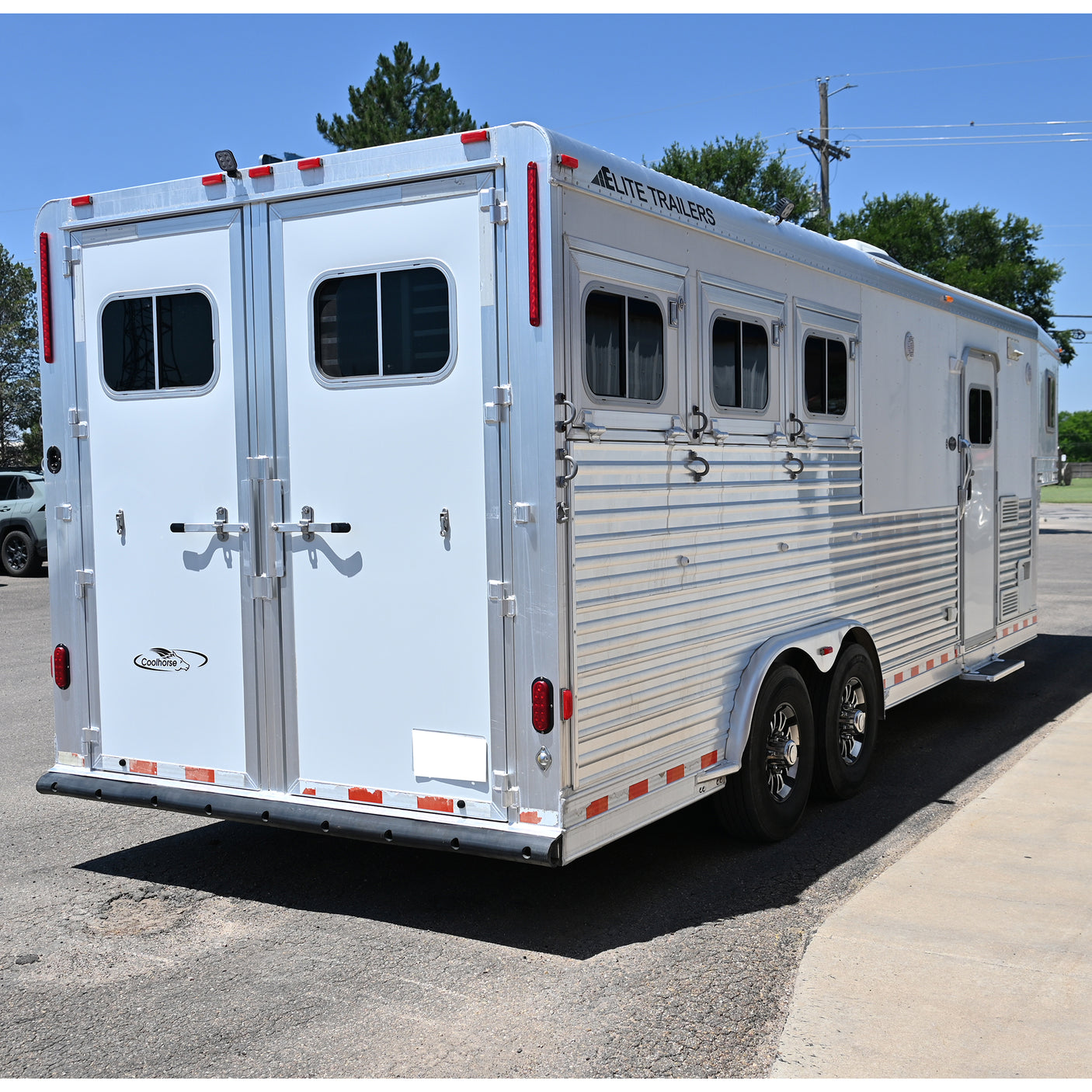 2006 Elite 3 Horse 9' Living Quarter Horse Trailer