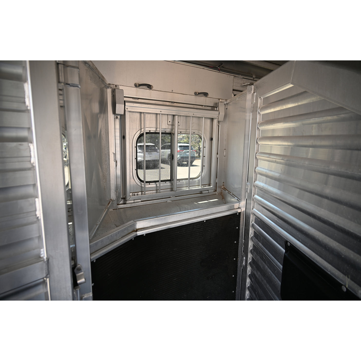 2006 Elite 3 Horse 9' Living Quarter Horse Trailer