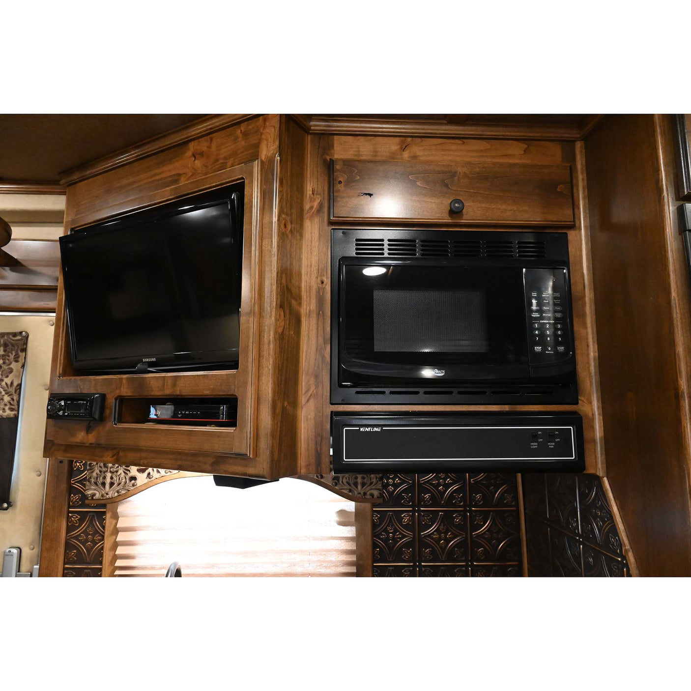 2018 4 Star 4 Horse with 15' LQ, Side Load, Hay Pod, Generator, Slide Out