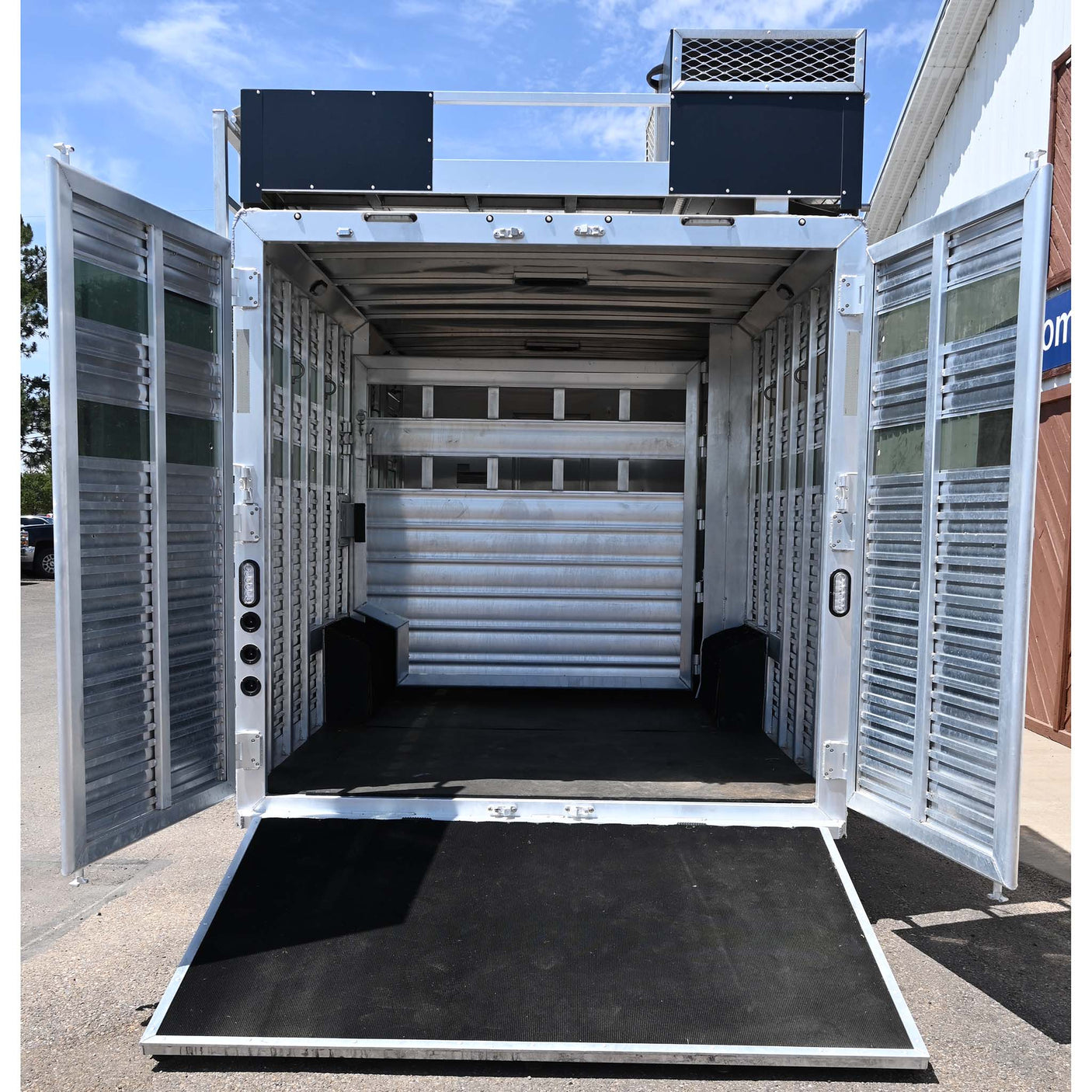 2022 Lakota Charger Stock Combo 11' LQ Slide Horse Trailer with Mid Tack