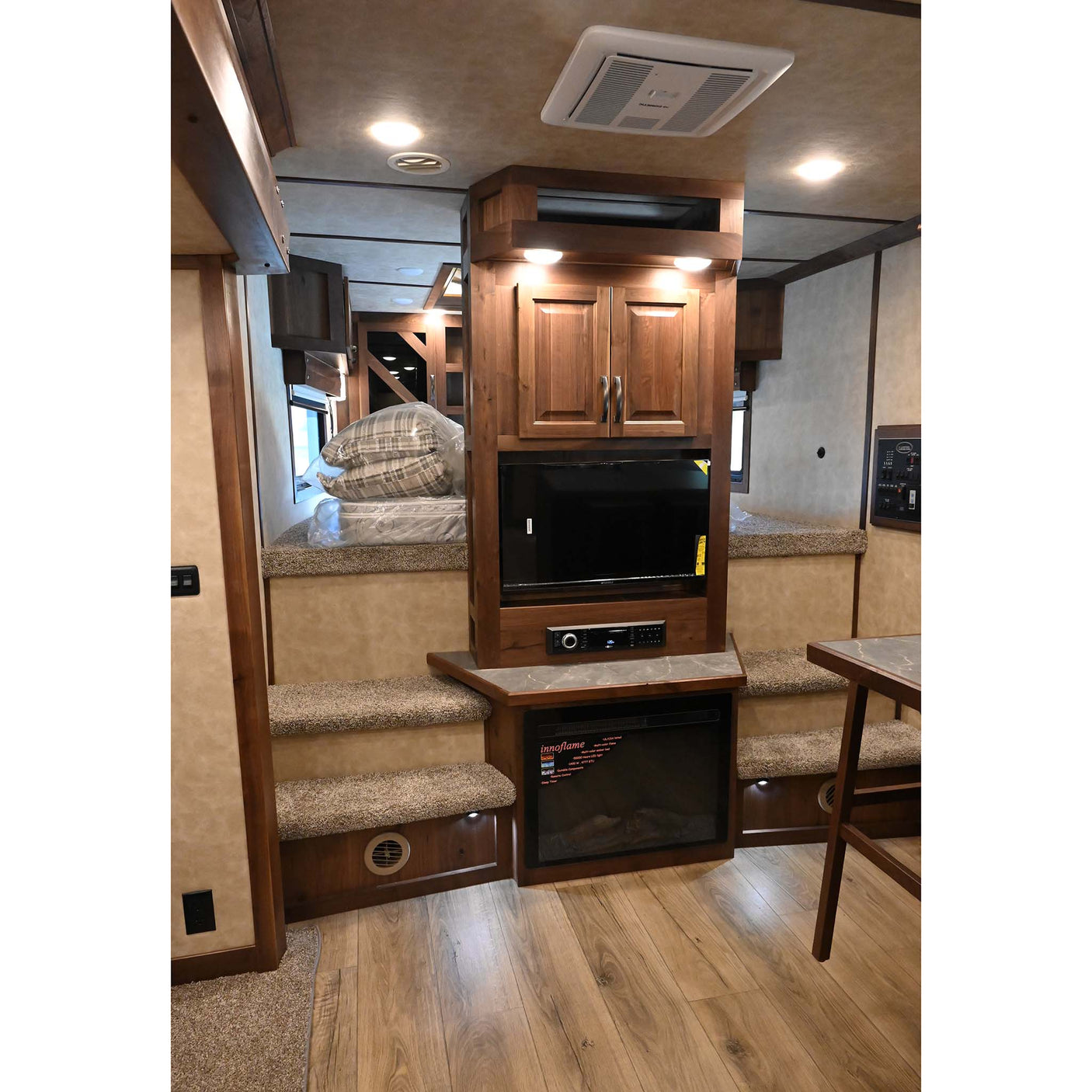 2027 Lakota Bighorn 4 Horse Trailer, Side Load, 18' LQ Model BI8418TCE