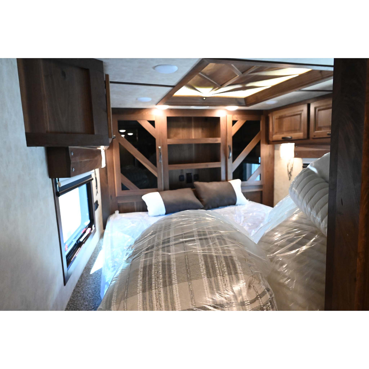 2027 Lakota Bighorn 4 Horse Trailer, Side Load, 18' LQ Model BI8418TCE