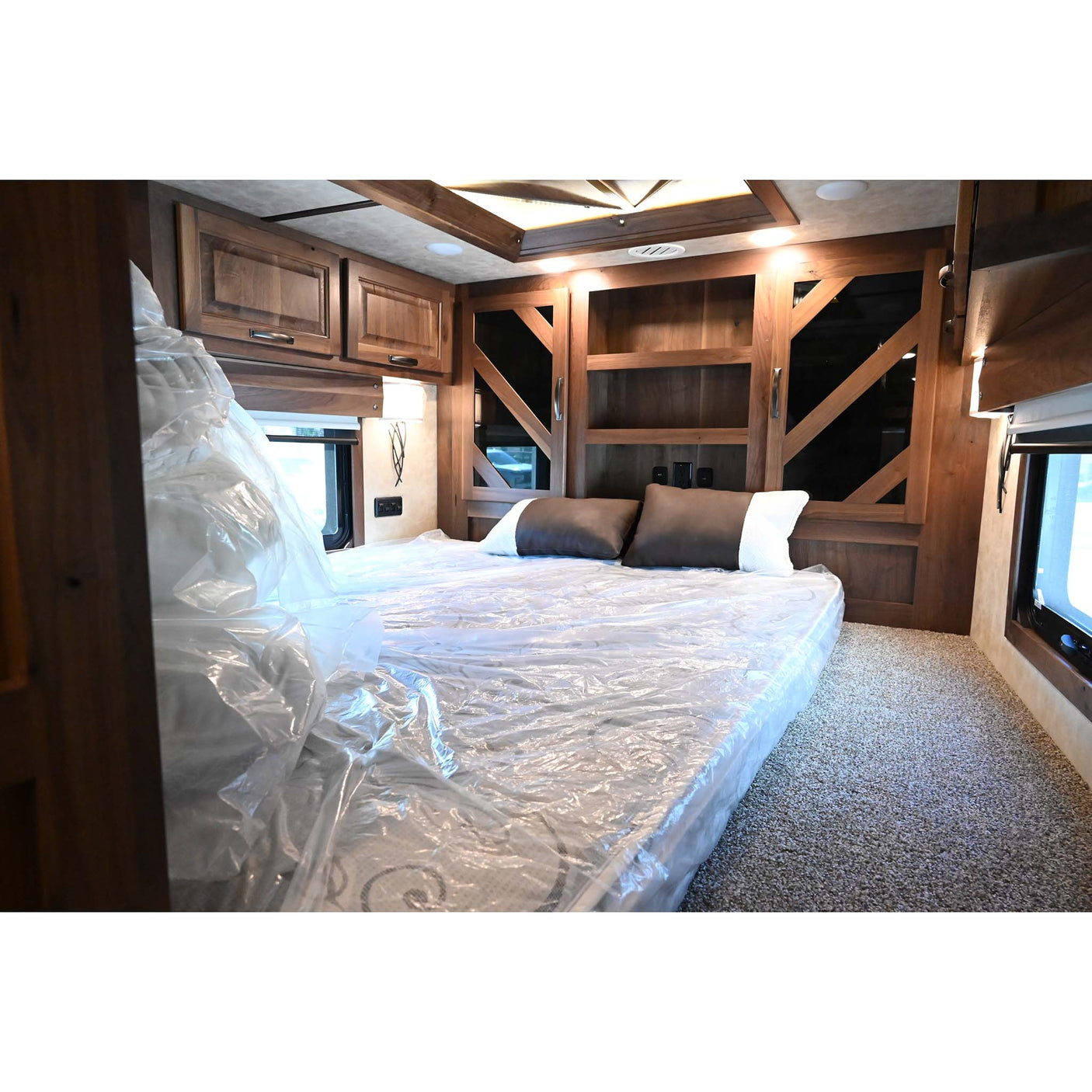2027 Lakota Bighorn 4 Horse Trailer, Side Load, 18' LQ Model BI8418TCE