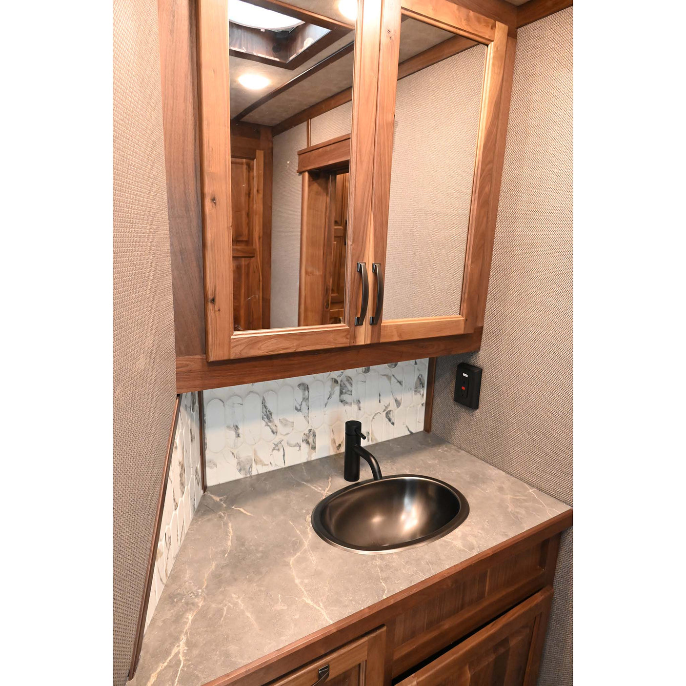 2027 Lakota Bighorn 4 Horse Trailer, Side Load, 18' LQ Model BI8418TCE