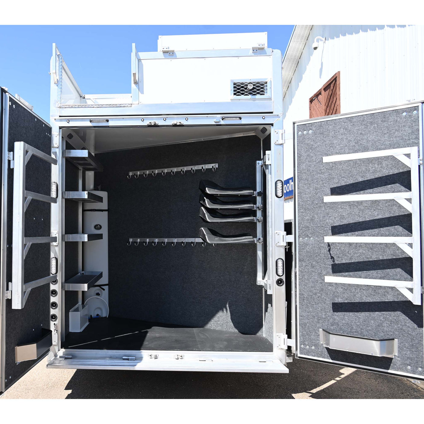 2027 Lakota Bighorn 4 Horse Trailer, Side Load, 18' LQ Model BI8418TCE