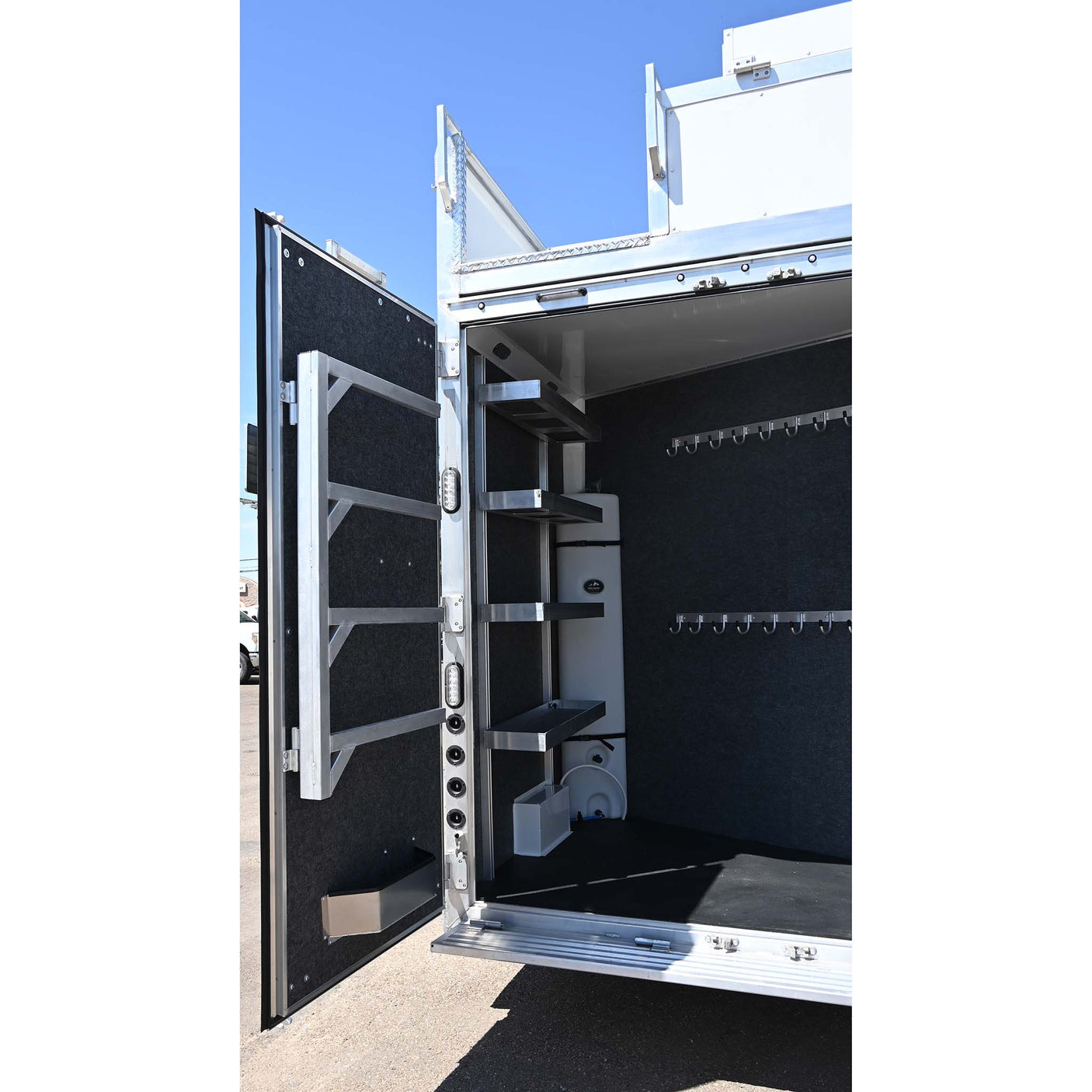 2027 Lakota Bighorn 4 Horse Trailer, Side Load, 18' LQ Model BI8418TCE