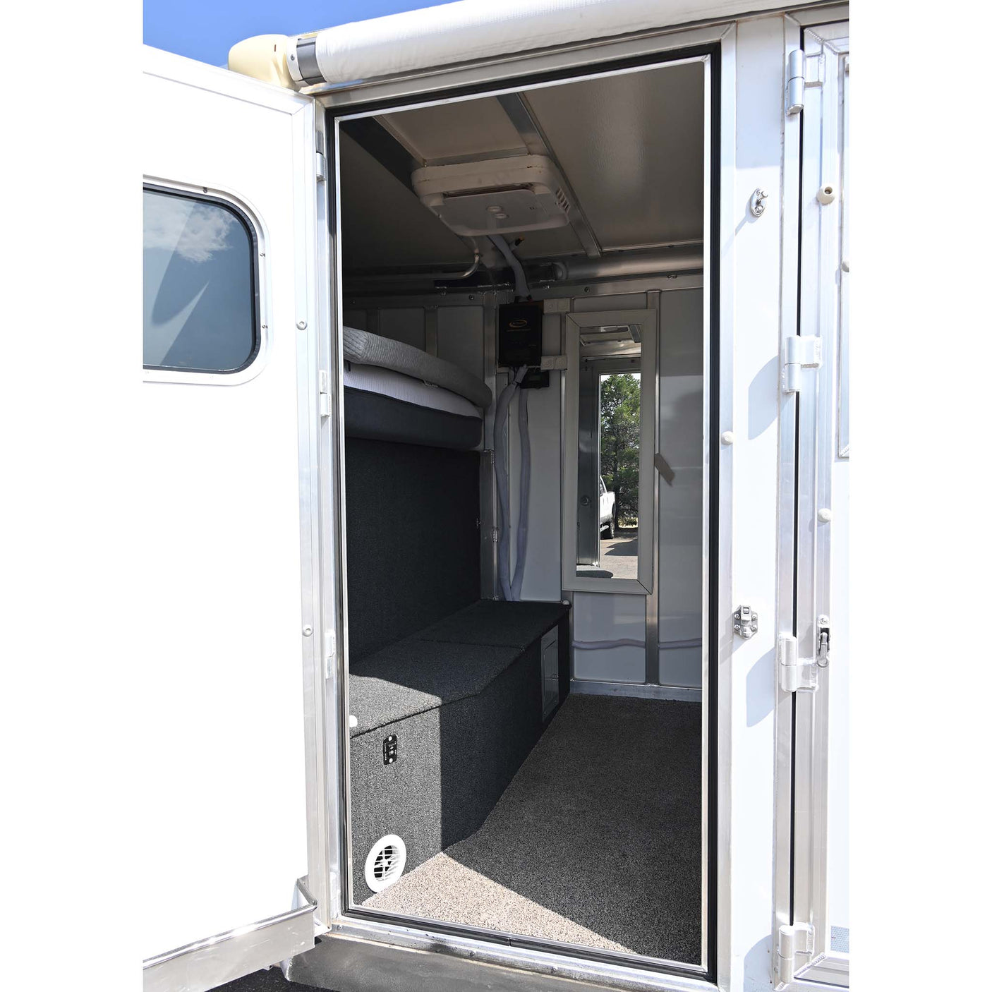 2017 Hart 3 Horse Trailer  GN, Dressing Room with AC, Batteries, and Awning