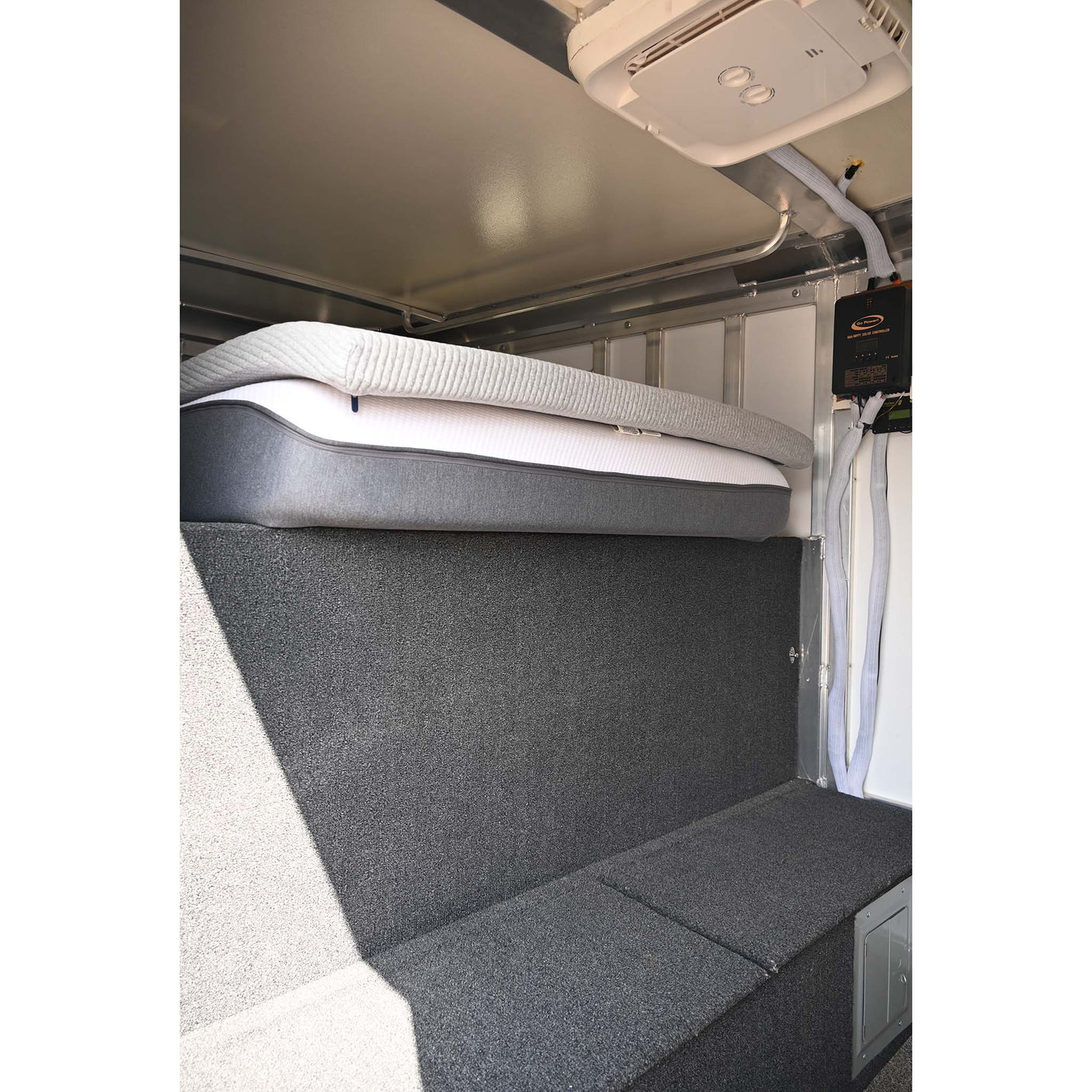 2017 Hart 3 Horse Trailer  GN, Dressing Room with AC, Batteries, and Awning