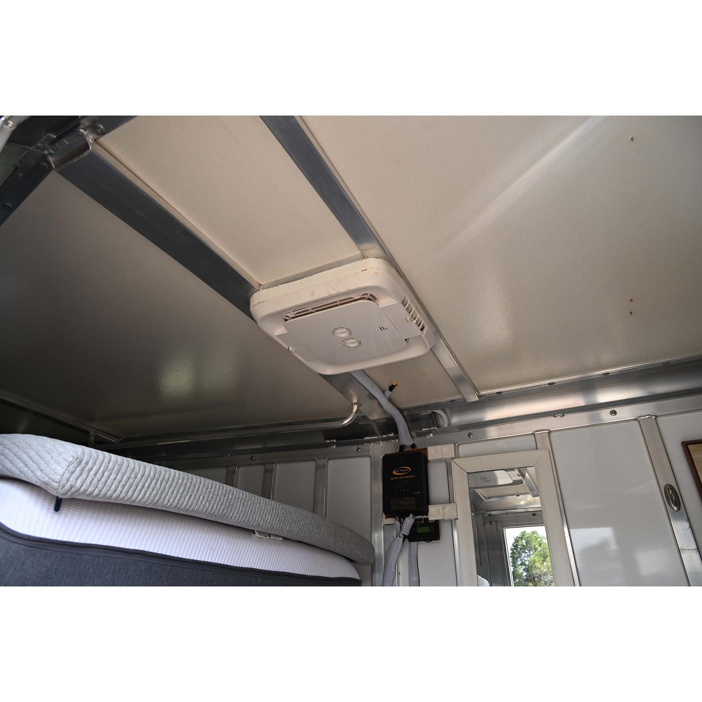 2017 Hart 3 Horse Trailer  GN, Dressing Room with AC, Batteries, and Awning