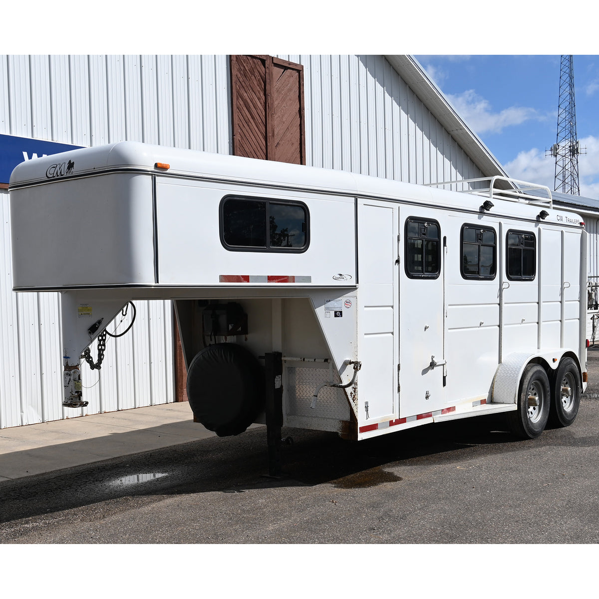 2003 CM 3 Horse Gooseneck Horse Trailer