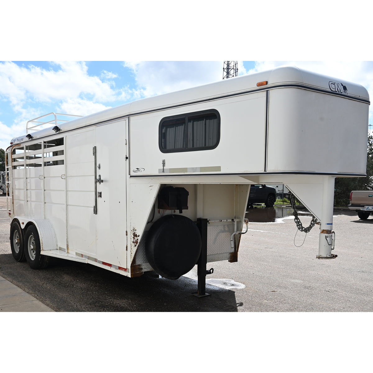 2003 CM 3 Horse Gooseneck Horse Trailer