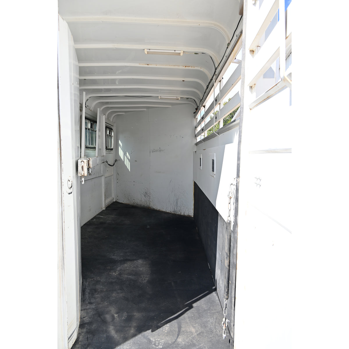2003 CM 3 Horse Gooseneck Horse Trailer