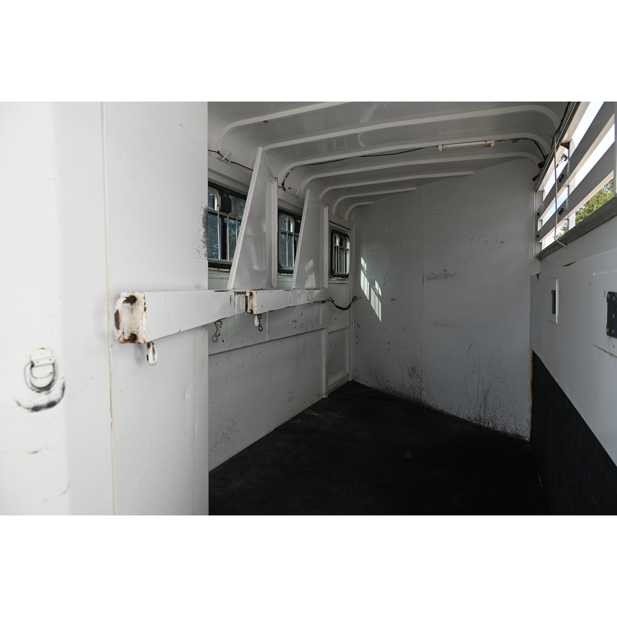 2003 CM 3 Horse Gooseneck Horse Trailer