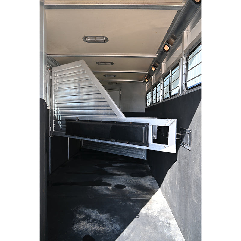 2001 Cimarron 4 Horse 6' Living Quarter Horse Trailer