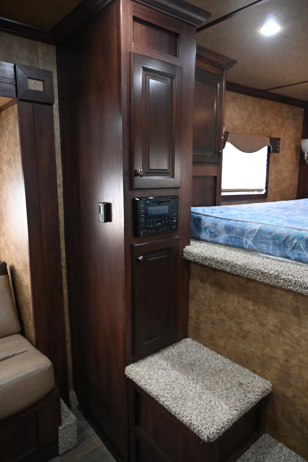 2018 Exiss 4 Horse Endeavor 10' Living Quarter Horse Trailer