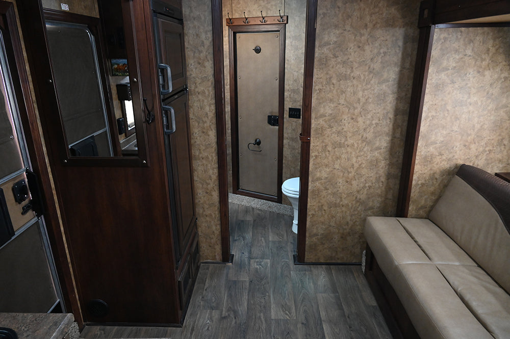 2018 Exiss 4 Horse Endeavor 10' Living Quarter Horse Trailer